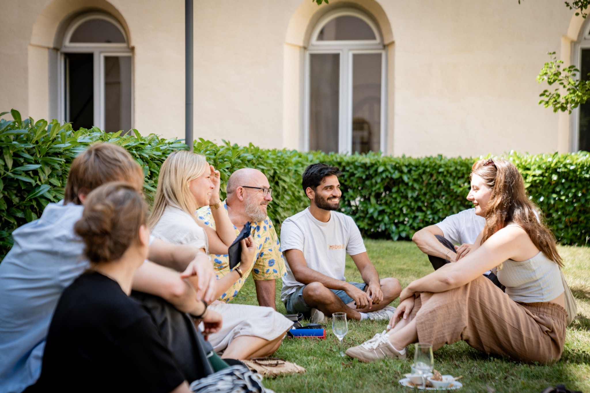 Das natureOffice Team im gemeinsamen Austausch im Freien